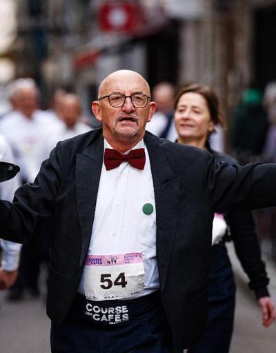 Asırlık gelenek geri döndü: Parisin kalbinde garsonlar yarıştı