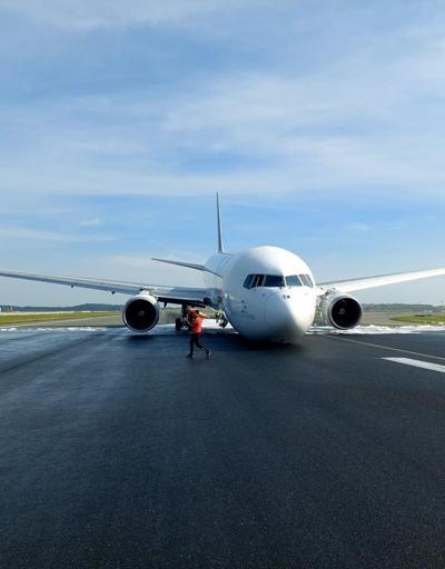 SON DAKİKA HABERİ: İstanbul Havalimanında uçak gövdesi üstü indi