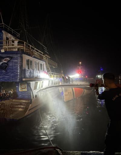 Alanyada gezi teknesinde çıkan yangında 2 kişi dumandan etkilendi