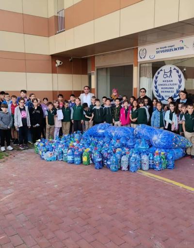 İlkokul öğrencileri topladıkları 220 kilo mavi kapağı yetkililere teslim etti
