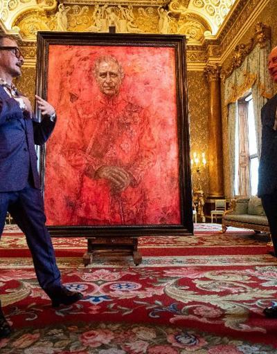 Kral Charlesın ilk resmi portresi sosyal medyayı karıştırdı: Cehennem ateşiyle yanıyor gibi