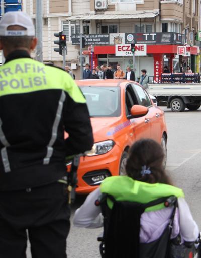 Edirnede polis ve engellilerden sürücülere bilgilendirme çalışması
