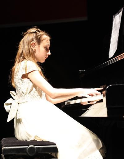 Nilüfer Belediyesinden, keman ve piyano eğitimi alan öğrenciler konser düzenledi