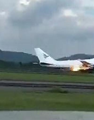 Endonezyada motoru alev alan yolcu uçağı acil iniş yaptı