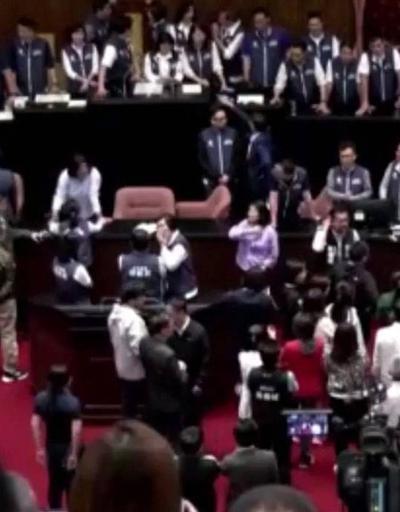 Tayvan parlamentosunda vekiller birbirine girdi Kimi hastanelik oldu, kimi belgeleri alıp kaçtı