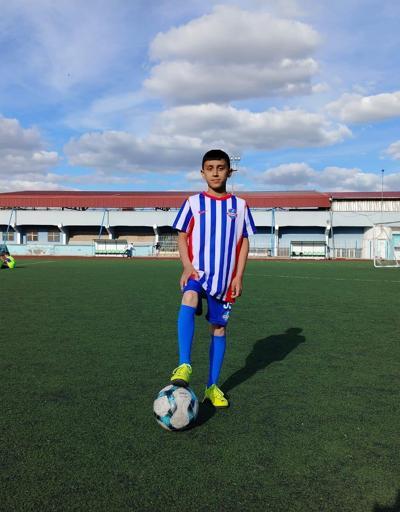 Futbolda dünya yıldızı olma hayali kuran Buğra, her gün 110 kilometre yol kat ediyor