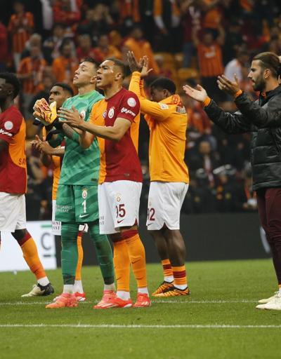 Galatasarayda derbi mağlubiyeti moralleri bozdu