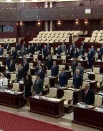 Azerbaycan Milli Meclisinde Reisi için 1 dakikalık saygı duruşu