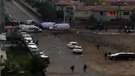 Diyarbakırda polis aracına bomba yüklü araçla saldırı
