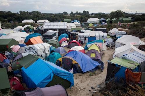 Fransada mültecilerin etrafına duvar örülüyor