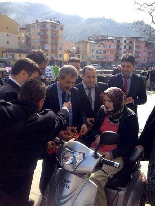 Akülü engelli aracına kurdeleli açılış