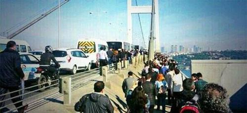 Trafik kazası istanbulu felç etti Vatandaş köprüyü yürüyerek geçti