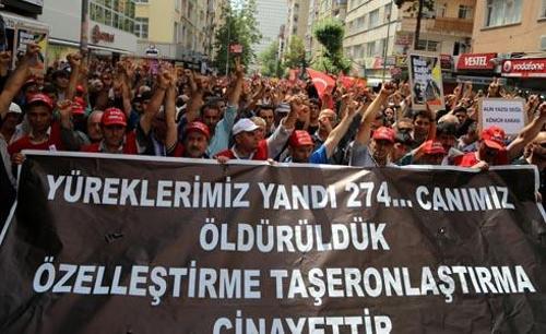 Türkiyede Soma eylemleri: Gruplar TOMAnın önüne yattı