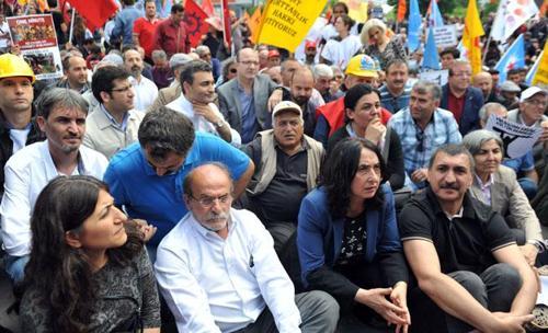 Aleviler, Uğur Kurtun öldürülmesini protesto için yürüyüşler düzenledi