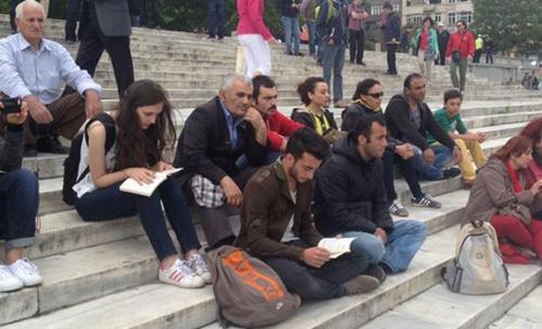 Gezi Parkına çiçeğe polis engeli