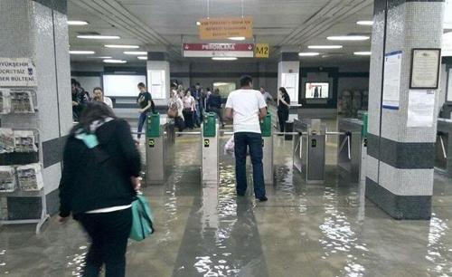 Ankaradaki sağanak yağış hayatı felç etti
