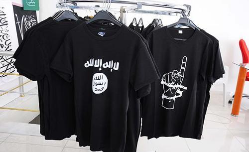 Tartışılan mağazadan IŞİD iddialarına pankartlı yanıt