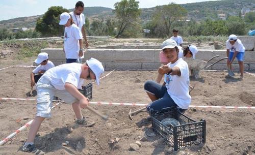 Antik kentte “küçük arkeologlar” kazı yaptı
