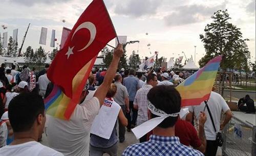 AKPli eşcinseller Erdoğanın önünde bayrak açtı