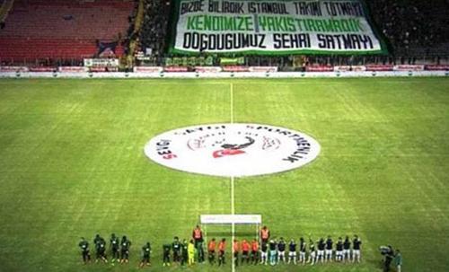 F.Bahçe maçında ilginç pankart