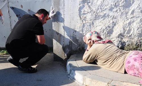 İş bulamadı, kadın kıyafetleri giyerek sokağa çıktı