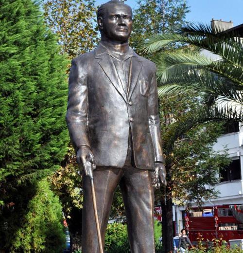 Tartışma yaratan Atatürk heykeli