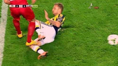 Fenerbahçelileri isyan ettiren pozisyon