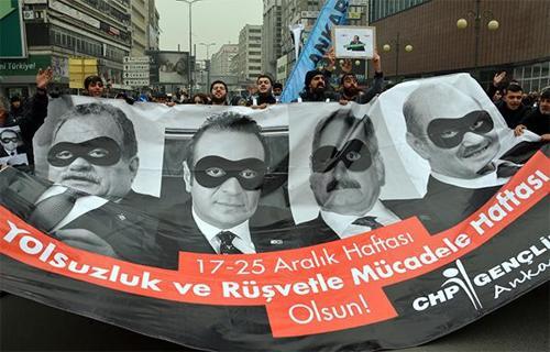 Afiş asamayan CHPliler ayaklı billboard oldu, 17 Aralıkı protesto etti