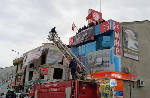 MHPnin Osmanlıca hırsız pankartı kaldırıldı