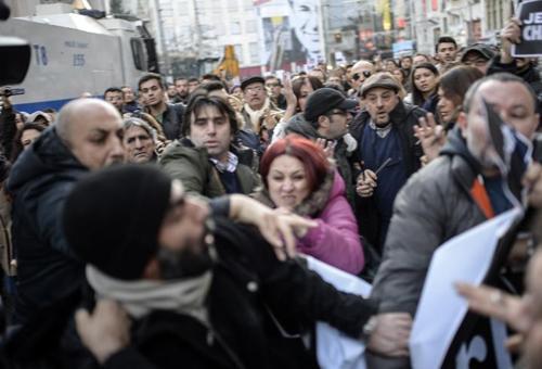 İstanbuldaki Charlie Hebdo protestosunda gerginlik