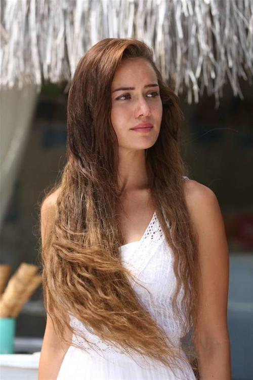 Fahriye Evcen kıyafetleriyle dikkkat çekti