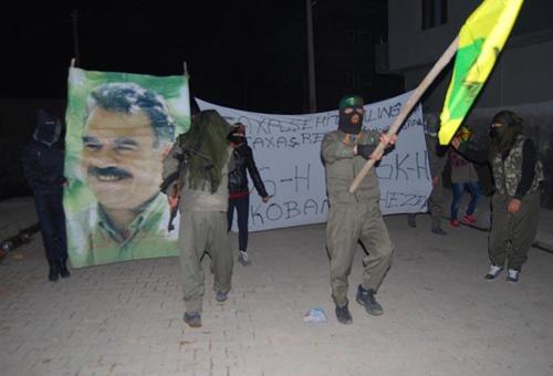 Kobani kutlamasında kaleşnikoflu askeri düzen yürüyüş