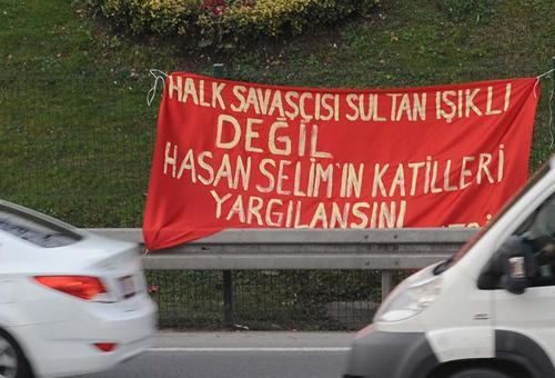 Polisi harekete geçiren pankart