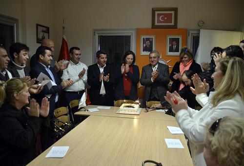 Erdoğan ve Davutoğlu için gıyabında doğum günü partisi...