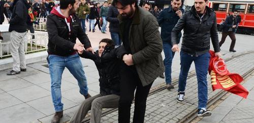 Taksimde pankart açan iki mühendis gözaltına alındı