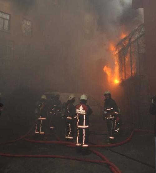 Trafo patladı İstiklalde elektrik kesildi