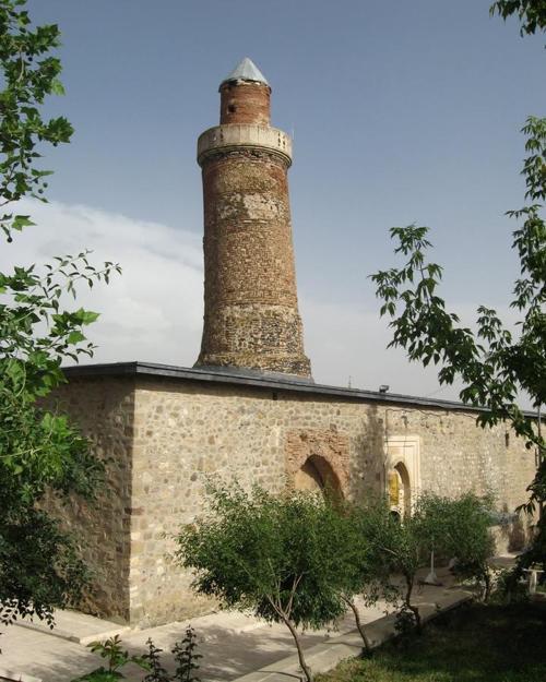 Elazığın eğri minareli camii Pisa Kulesinden daha eğri