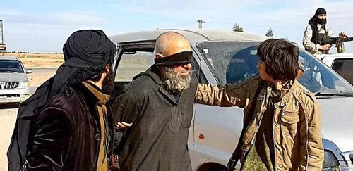 IŞİD dine küfrettiği iddia edilen kişinin kafasını satırla kesti