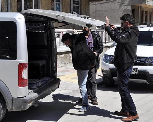 Sare Davutoğlunun ziyaret edeceği evin önünde silahlı kişi
