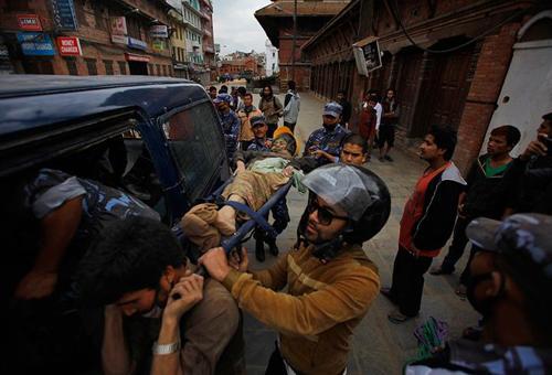 Nepalde 7,9 büyüklüğünde deprem