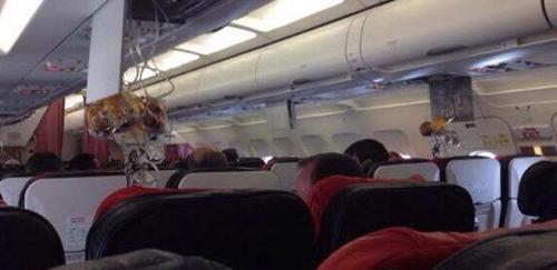 Uçak yolcusu : Uçak inince herkes alkışladı. Maskeler açıldı. Telefonlar havada uçuştu