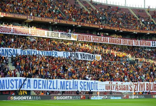 Galatasaray taraftarından Lig TV için sert pankartlar