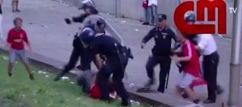 Benfica, babaları polis tarafından dövülen iki çocuğu onurlandırdı
