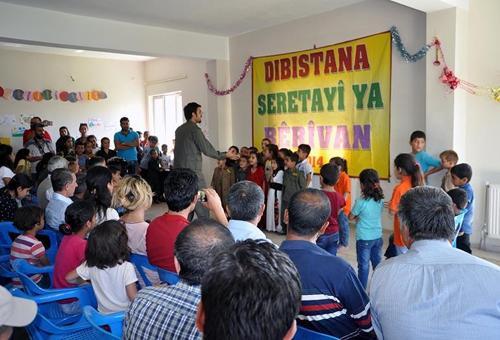 Cizrede Kürtçe eğitim verilen okulda öğrenciler karne aldı