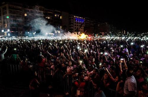 İzmirde yüz binlerle buluşan Grup Yoruma Ankarada yasak