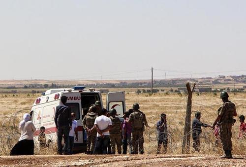 IŞİDin bombalı saldırı düzenlediği Kobaniden kaçanlar sınırda bekliyor