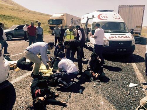 Erzurumdaki kazada yaralılar yola savruldu