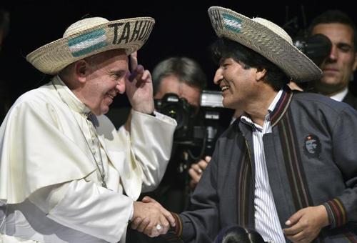 Papa Francise Evo Moralesden orak çekiçli haç
