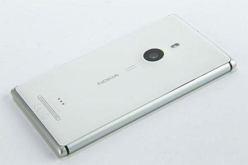 Lumia metal kasa modasına uydu