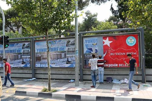 MHP ile Ak Parti arasında bayraklı afiş krizi